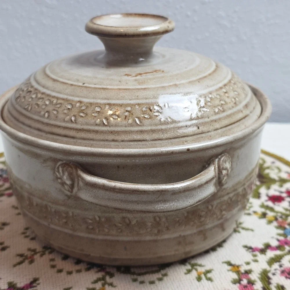 Pottery‎ Lidded Bean Pot Speckled Beige Floral Stamped Stoneware Tureen